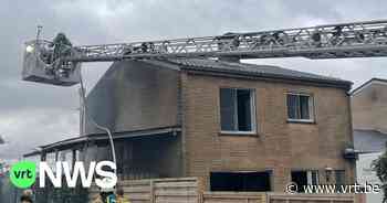 Felle brand in Waregem vernielt woning, ook buren hebben schade - VRT NWS