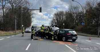 Auto ruft nach Unfall die Feuerwehr | Lokale Nachrichten aus Detmold - Lippische Landes-Zeitung