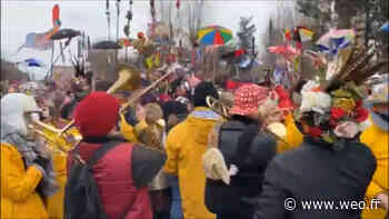 Les carnavaleux déambulent dans les rues de Saint-Pol-sur-Mer - 20/02/2022 - Vidéo Wéo - Wéo