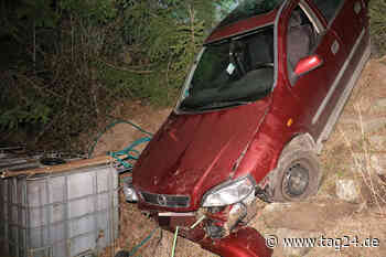 Totalschaden! Auto stürzt in Dresden Abhang hinunter - TAG24