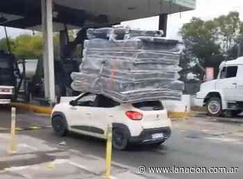 Peligroso: un conductor manejaba por la autopista Buenos Aires-La Plata con siete colchones en el techo - LA NACION