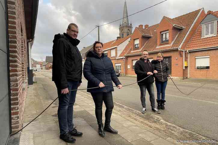 Stroompanne van 33 uur? Dan trekken buren kabels over grensstraat, hoge prijzen of niet: “Met 5 kinderen zonder verwarming in zo’n storm, beeld je dat eens in”