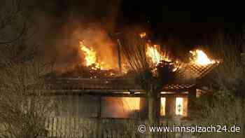 Mitten in der Nacht: Gartenhütte steht lichterloh in Flammen