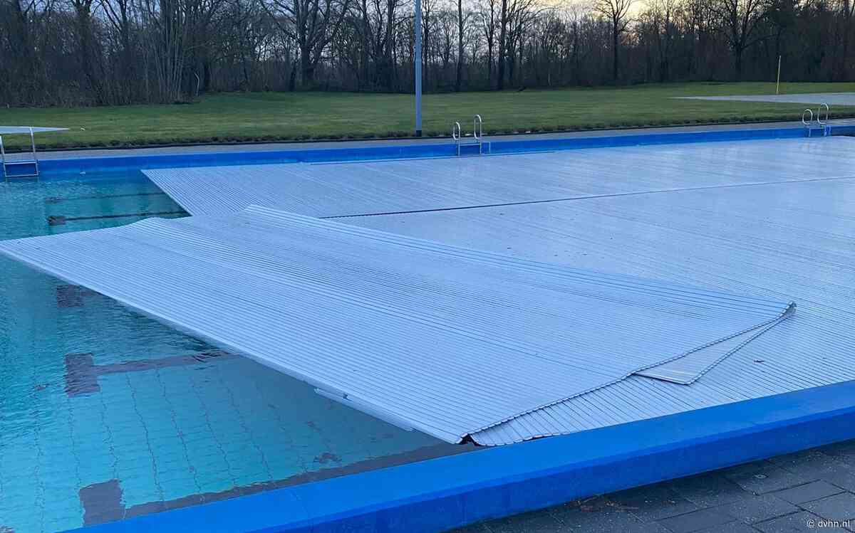 Zwembad De Leemdobben in Vries tot maandag gesloten door stormschade. 'Een van de afdekdekens lag twintig meter verder op het gras' - Dagblad van het Noorden