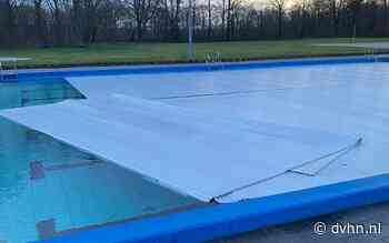 Zwembad De Leemdobben in Vries tot maandag gesloten door stormschade. 'Een van de afdekdekens lag twintig meter verder op het gras' - Dagblad van het Noorden