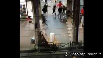 Parma, gruppi di giovani si affrontano in pieno centro - Repubblica TV