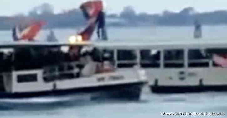 Tifosi Genoa su tetto di un vaporetto, scatta il Daspo - Sportmediaset - Sport Mediaset