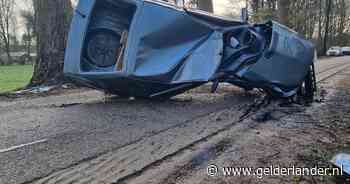 Man uit auto geknipt nadat hij vol op een boom knalt bij Vorden - De Gelderlander