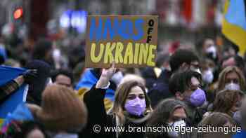"Stop Putin": Demo für Ukraine vor russischer Botschaft in Berlin