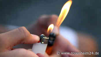 Vor Bankfiliale am Marktplatz Holzkirchen: Unbekannte Person zündet Pflanzkübel an