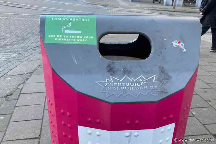 Stickeractie studenten Antwerpen Management School moet straten peukvrij krijgen: “Niemand weet dat vuilbakken vuurbestendig zijn”