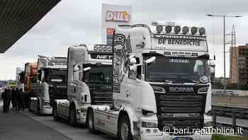 Sulla tangenziale di Bari arrivano i "trattori lumaca": i camionisti protestano contro gli aumenti - La Repubblica
