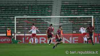 Il Bari crolla al San Nicola sconfitto 3-2 dal Campobasso e arrivano i fischi. Catanzaro ora a -4 - La Repubblica
