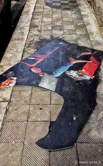 Atti vandalici a mostra fotografica Bari, distrutti 3 pannelli - Ansa