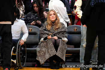 Nicht jeder Tag bringt Sonnenschein: Adele mit Grabesmiene bei Basketball-Spiel - Rolling Stone