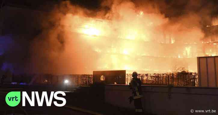 BEKIJK - Appartementencomplex in de Duitse stad Essen gaat in vlammen op - VRT NWS
