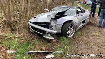 Sportwagen ist Schrott: Monteur fährt bei Probefahrt mit Ferrari gegen Baum