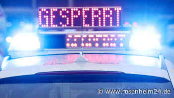 Auto und Motorrad krachen zusammen: Zwei Personen teils schwer verletzt - St2093 gesperrt