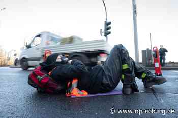 Deutschland - Klimaaktivisten blockieren Straße an Frankfurter Flughafen - Neue Presse Coburg