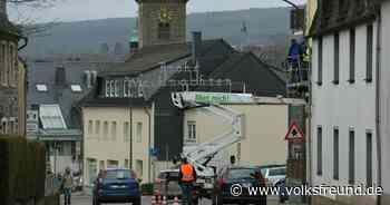 Weihnachtsschmuck in Morbach: Aus Weihnachtsbaum wird Fastnachtsbaum - Trierischer Volksfreund