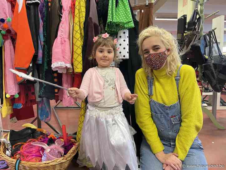 ‘Low impact woman’ Marlies helpt klanten van Kringwinkel aan carnavalskostuums: “Denk eens na voor je iets nieuws koopt”