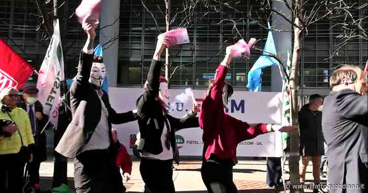Tim, 200 lavoratori sotto Palazzo Lombardia per protestare contro lo scorporo della rete: “A rischio il destino di migliaia di dipendenti”