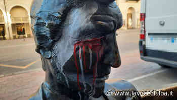 Di nuovo imbrattata la statua di Ulisse a Cuneo, Sartoris di Casa Delfino: "Non lo farò pulire, che rimanga come monito" - LaVoceDiAlba.it