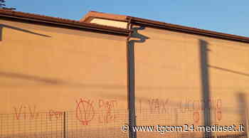 No vax imbrattano i muri del cimitero di Nembro, paese-simbolo Covid - TGCOM