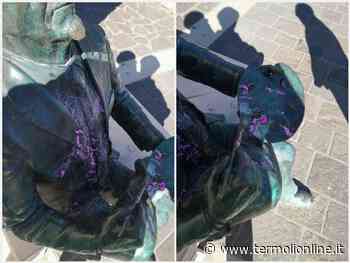 “Scusaci Carlo”, ennesima bravata contro la statua di Cappella - Termoli Online