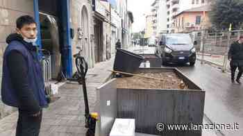 Prato, nelle fioriere sbocciano i rifiuti. Una nuova croce per via Pistoiese - LA NAZIONE