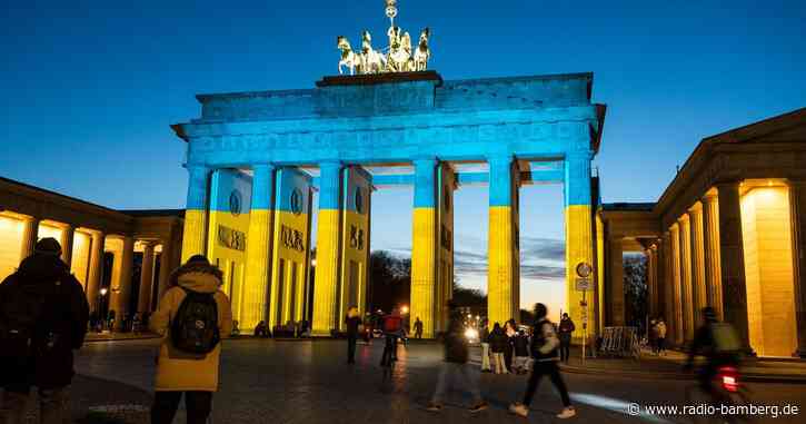 Brandenburger Tor leuchtet in ukrainischen Farben