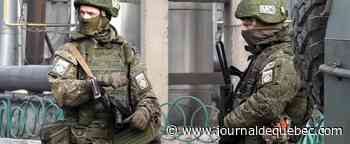 Près de la frontière ukrainienne, les soldats russes attendent