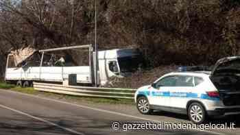 Maranello Tir esce di strada sull’Estense - La Gazzetta di Modena