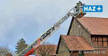Sturm in Sehnde: Feuerwehr entfernt lose Dachteile und sichert Bäume - Hannoversche Allgemeine