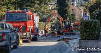 Scavi in via Capitelli ad Arco: tranciato un tubo del gas, fiamme e forte odore in tutta la zona, al lavoro i vigili del fuoco - l'Adige - Quotidiano indipendente del Trentino Alto Adige