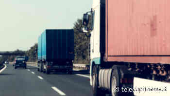 Sull'A1 tra Capua e Caianello (Caserta), sulle barriere di Napoli Nord e sull'A30 Caserta-Salerno la protesta dei camionisti contro il caro benzina, blocchi e rallentamenti - Telecaprinews