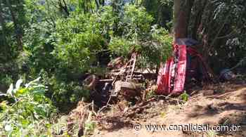 Homem fica ferido após caminhão tombar em Faxinal dos Guedes - Canal Ideal