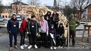 Ein Mammut zum Selberbauen: Schüler schmücken den Vorplatz vom Rosenheimer Lokschuppen