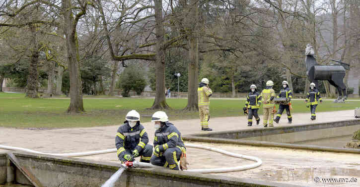 Heidelberger Schloss:  Zum Befüllen der Becken kam die Feuerwehr