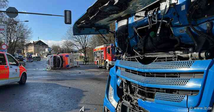 Lkw kollidiert in Detmold mit Rettungswagen - Fahrerin erleidet schwerste Verletzungen | Lokale Nachrichten aus Detmold - Lippische Landes-Zeitung