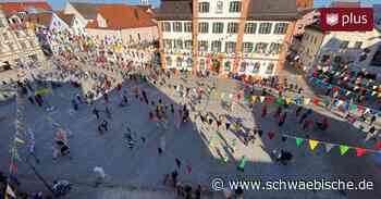 Flashmob in Ehingen: Narren bringen die Fasnet auf den Marktplatz - Schwäbische