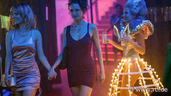 Schlauchkleider und Minipli: Die wilde Mode der Wendezeit in "Der König von Palma" - RTL Online