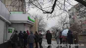 Ukraine: Lange Warteschlangen vor den Geldautomaten in Mariupol