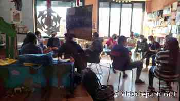 Così gli studenti insegnano l'italiano ai coetanei stranieri: a Parma il gemellaggio della meglio gioventù - Repubblica TV