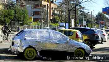 Parma, sulla via Emilia c'è un'auto impacchettata - foto - La Repubblica