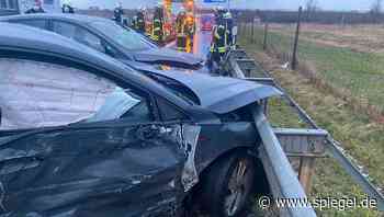 A26 in Niedersachsen: Hagelschauer auf Autobahn – Autos fahren ineinander, mehrere Verletzte - DER SPIEGEL