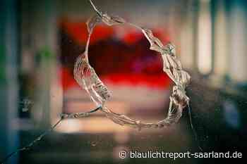 Unbekannte haben Eingangstür des Rathaus in Bexbach mit Glasflasche zerstört - Blaulichtreport-Saarland