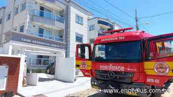 Bombeiros combatem princípio de incêndio em telhado de prédio em Imbituba - Engeplus