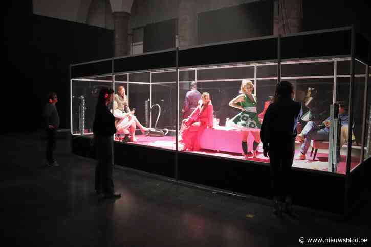 RECENSIE. Lucky Leo zet acteurs letterlijk in de vitrine: “Je gaat niet gewoon kijken naar ‘Family Voices’, je beleeft het”