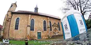 Kirchenbesucher müssen in Hildesheim auf ein Dixi-Klo im Garten gehen - www.hildesheimer-allgemeine.de